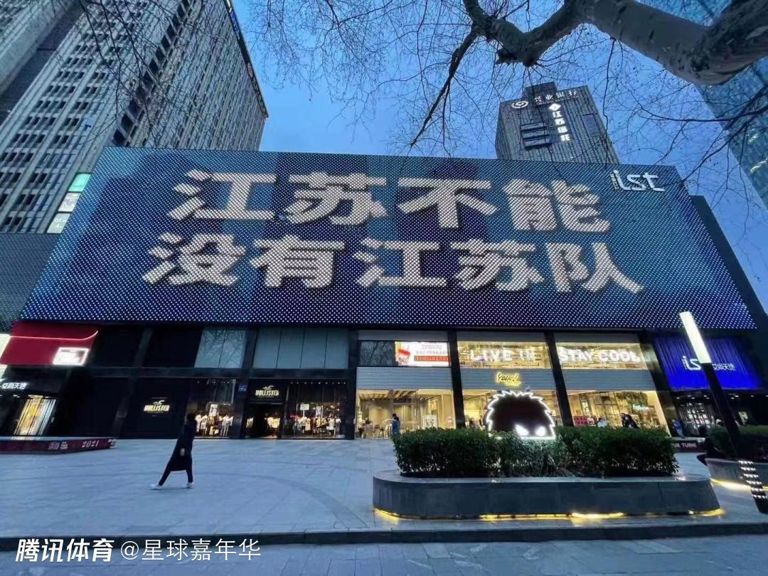 下半场易边再战，第49分钟，厄德高后场失误被断，萨拉赫禁区右路内切打门被挡了一下后拉亚没收。